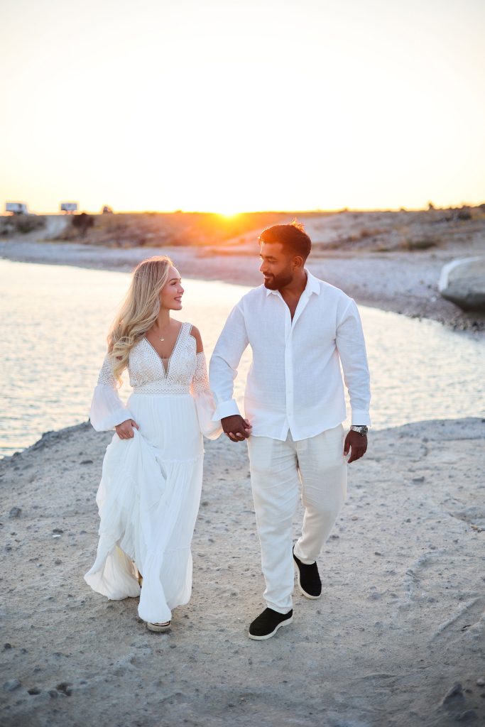 Gelin damat fotoğraf çekimi Çeşme Alaçatı gün batımında delikli koy