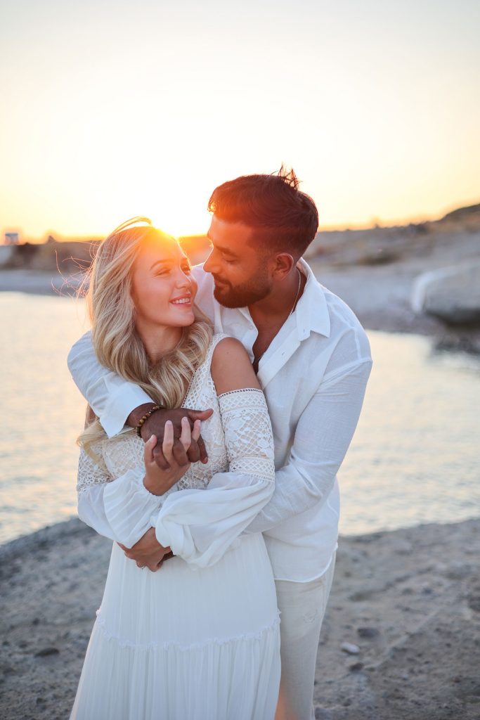 Gelin damat gün batımı sahilde fotoğraf çekimi