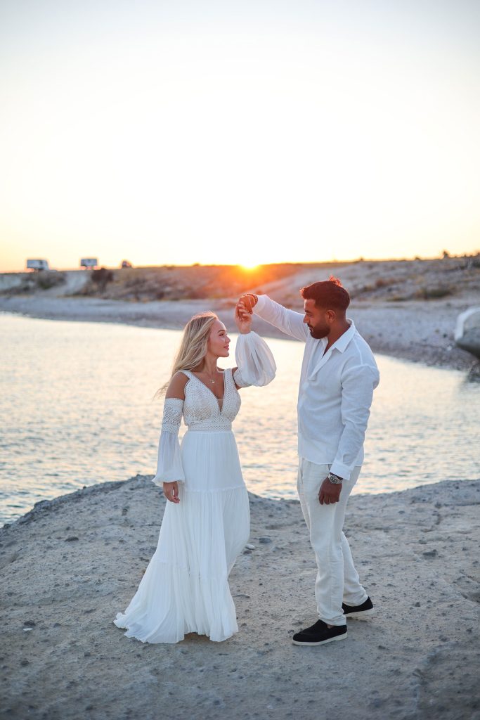 Alaçatı Delikli Koy'da gün batımının soft ışığında harika bir dış çekim fotoğrafları