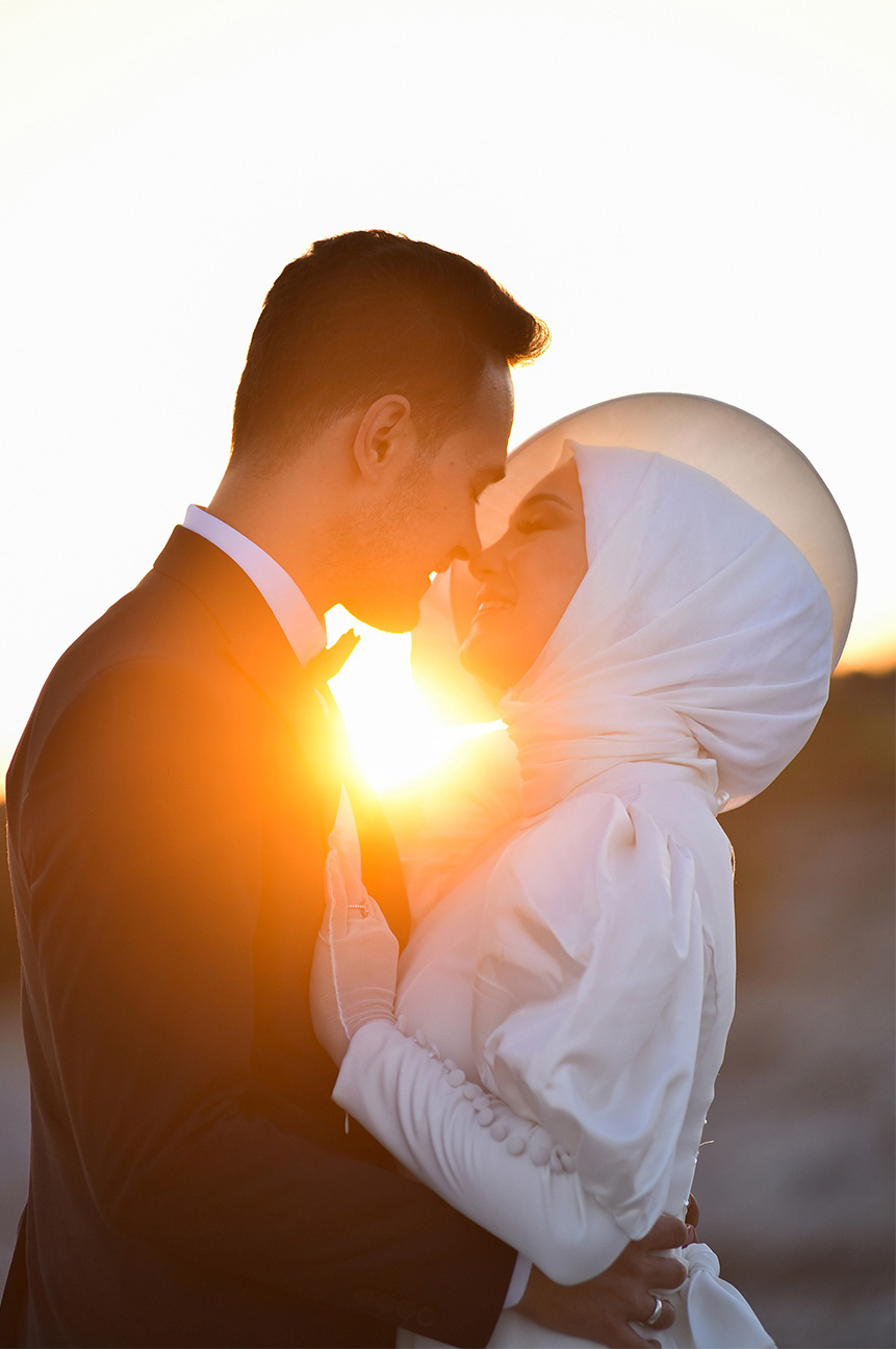 Gün batımı sahilde, kumsalda düğün fotoğrafları