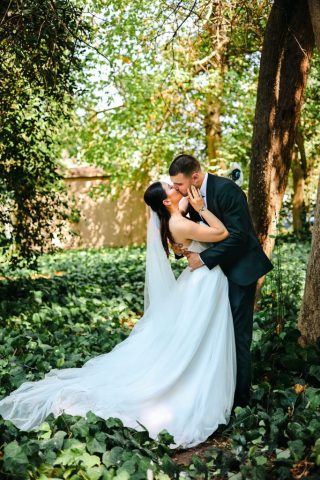 Gelin ve damat romantik fotoğraf çekimi fuar içinde izmir