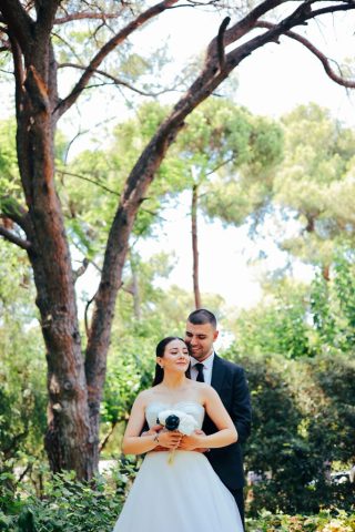Gelin ve damat fuar içinde yeşillik alanda dış çekim pozları