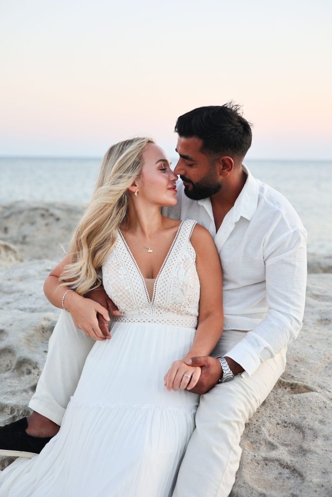 Delikli koy kayalıklar üstünde fotoğraf çekimi Alaçatı