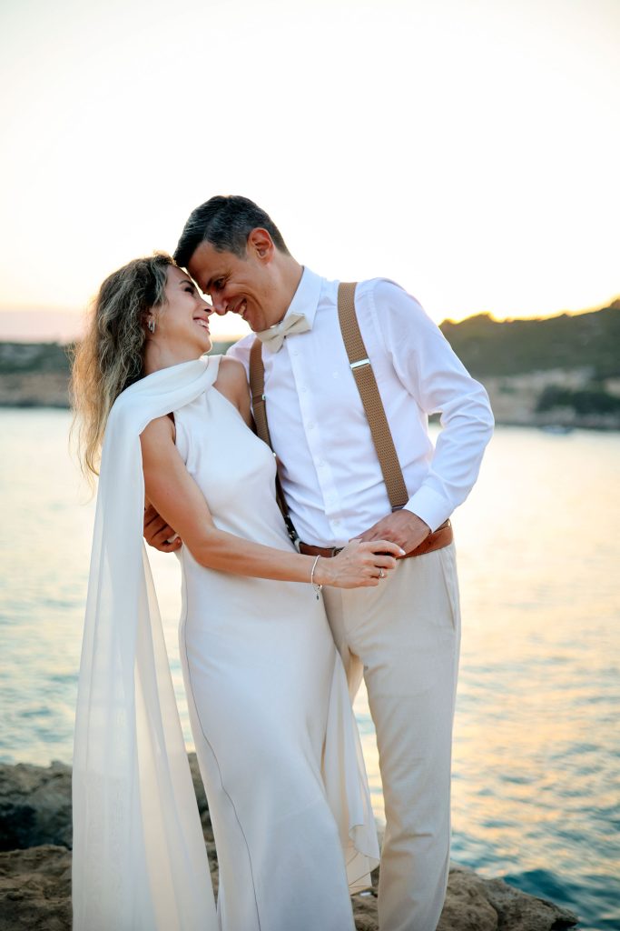 Deniz kıyısında gün batımında dış çekim düğün fotoğrafları İzmir