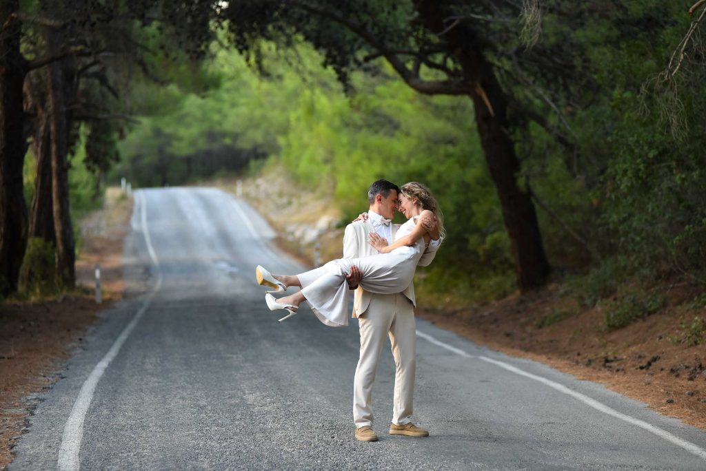 Urlada asfalt yolda orman içinde düğün fotoğraf çekimi