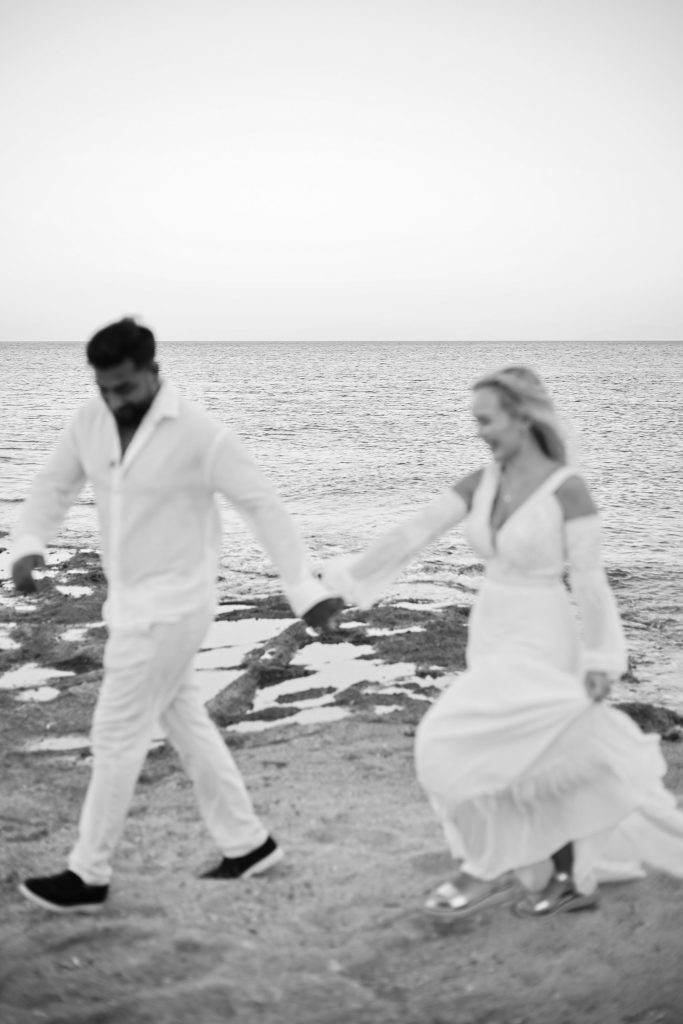 Plajda dış çekim fotoğrafçı Alaçatı Delikli koy