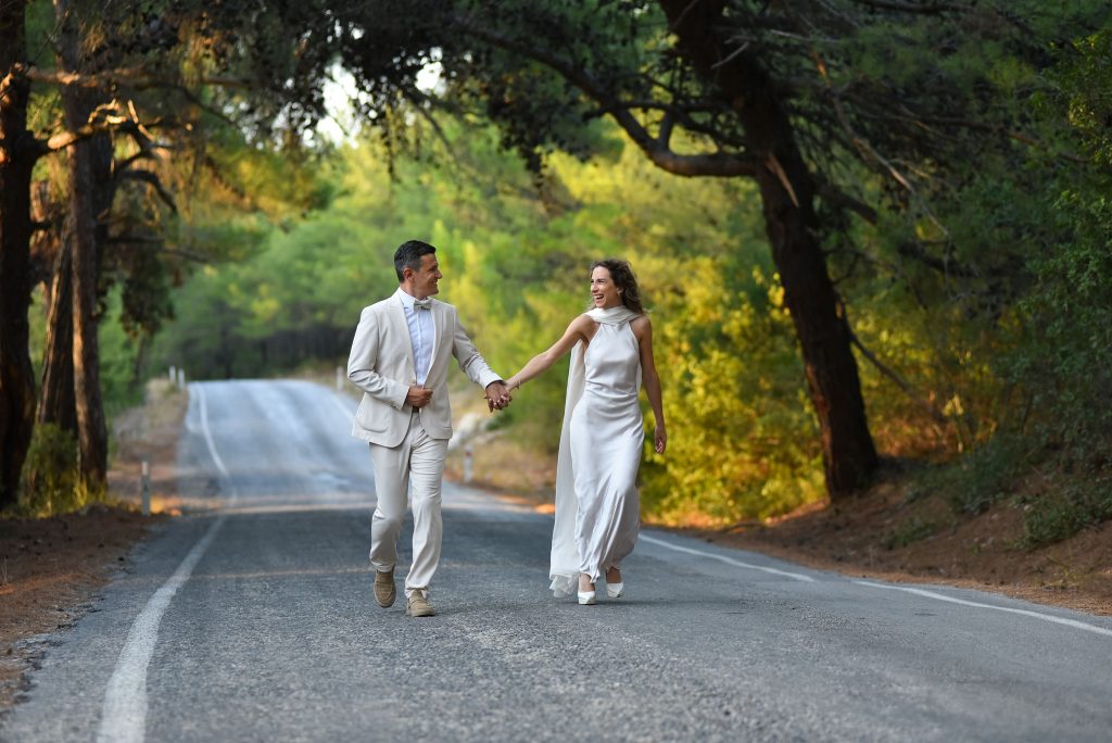 Asfalt yolda gelin ve damatla eğlenceli fotoğraf çekimi izmir