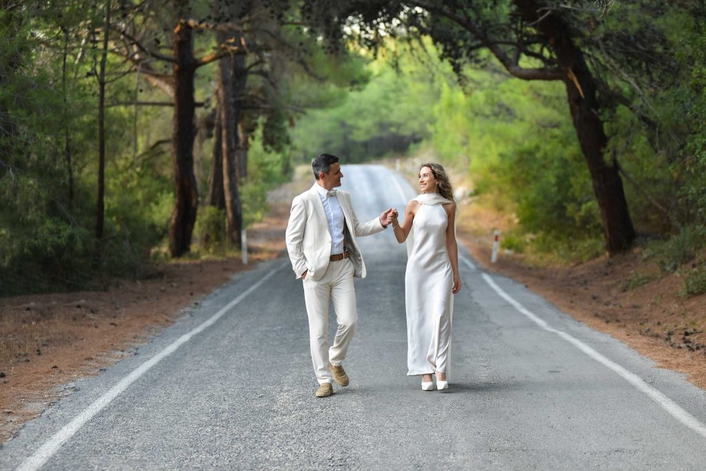 Orman içinde asfalt yol üstünde gelin damat dış çekimi yaptık