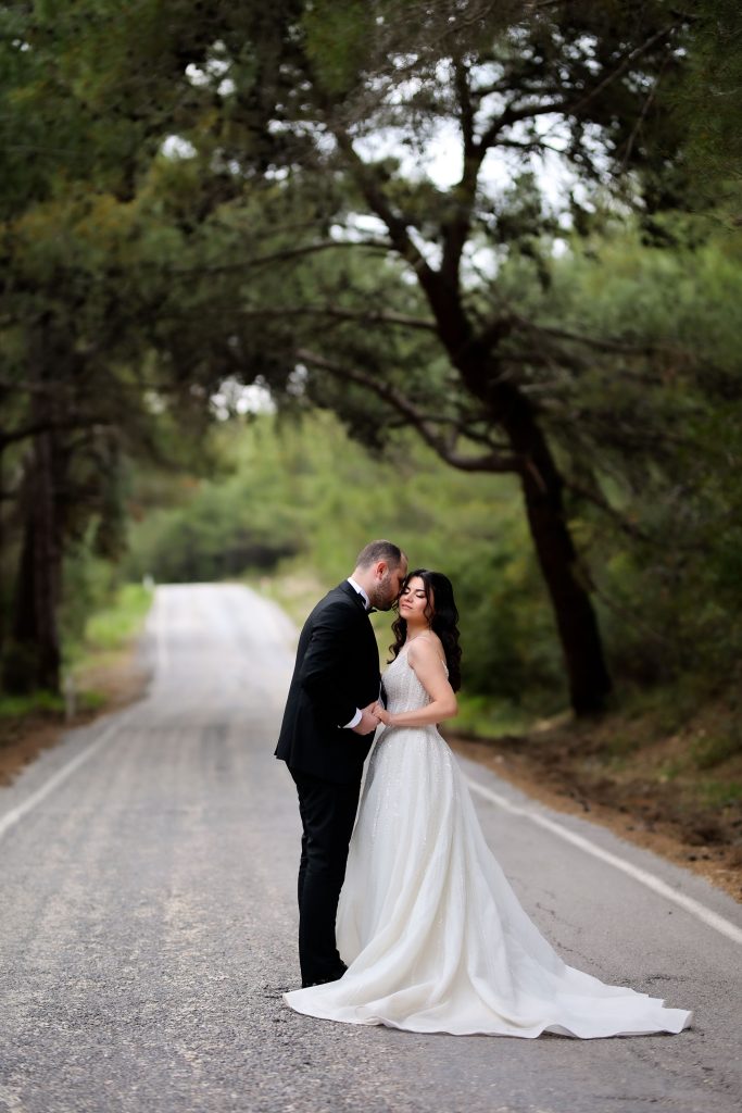 Urla'da ormanlık alanda yol üstünde düğün fotoğraf çekimi