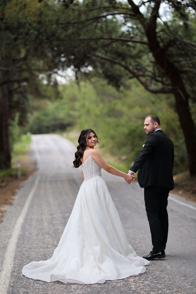 Urla'da orman içinde düğün fotoğraf çekimi, doğal ortamda romantik ve sanatsal fotoğraflar