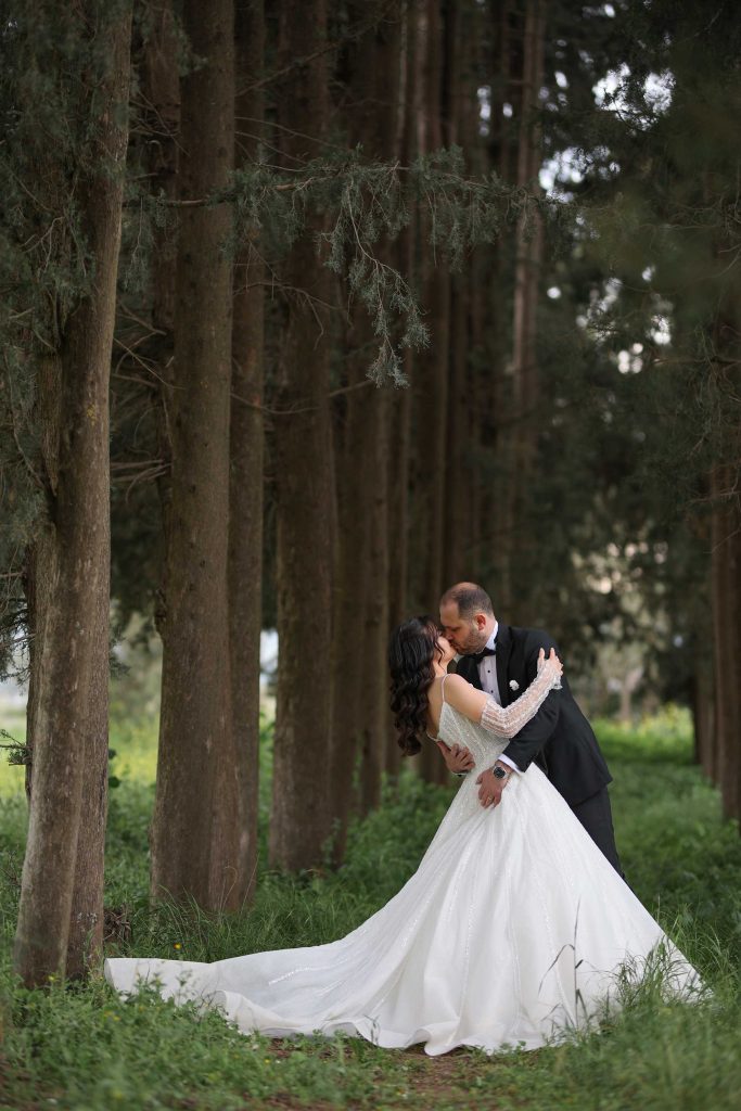 Urla'da ağaçlar arasında gelin damat düğün fotoğraf çekimi