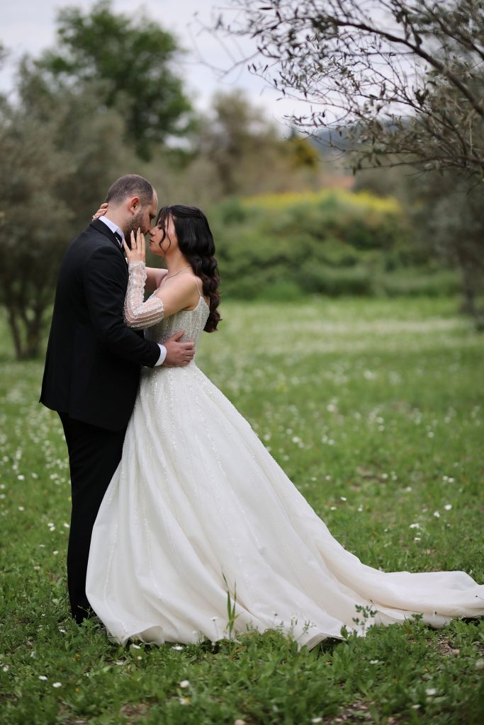 Urla'da yeşillik alanda papatyalar içinde düğün fotoğraf çekimi İzmir