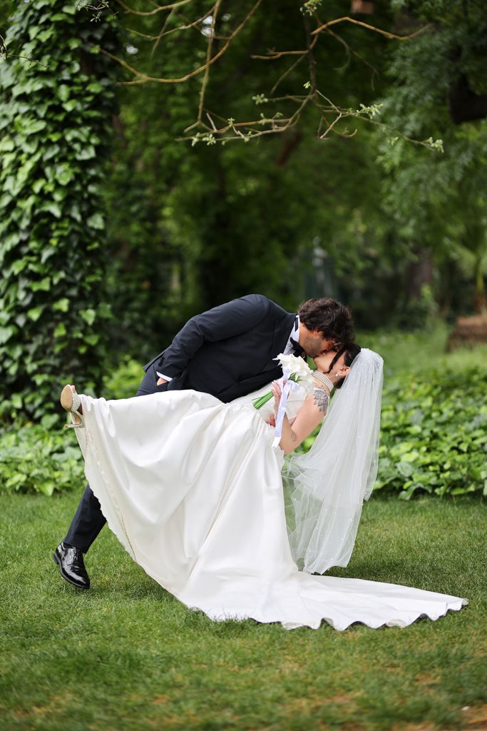 Fuar nikah dairesi bahçesinde gelin damat dış çekim fotoğrafları