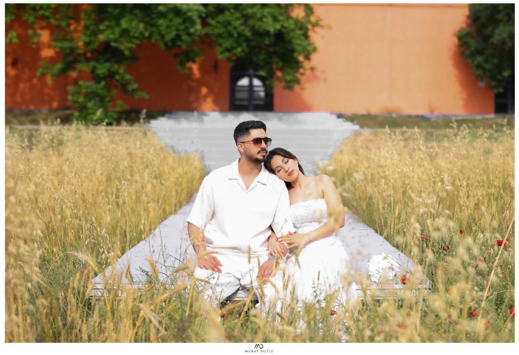 Buğday tarlası içinde gelin damat fotoğraf çekimi Urla terra santa İzmir