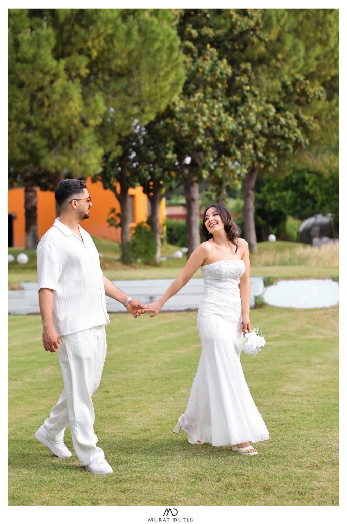 Terra Santa'da bahçede gelin damat dış çekim fotoğrafları İzmir